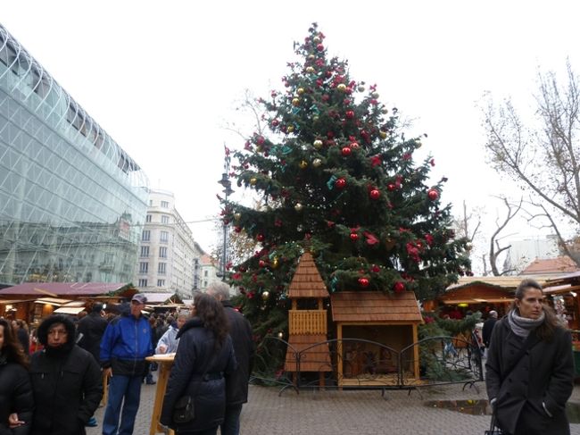 2010年11月〜12月に、ブダペストのヴェレシュマルティ広場で開催されたクリスマスマーケットの様子。