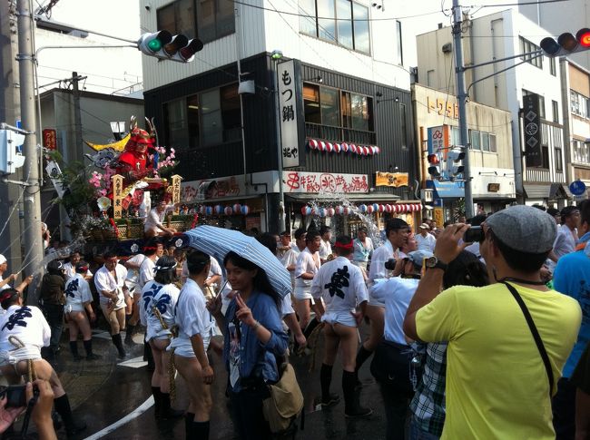 110712 今年は追い山見学に行けないため、急遽7月12日の追い山ならしを見に行くツアーを企画しました。参加したのは留学生など10名。インドネシア、中国、アメリカの留学生たちです。<br /><br />3時20分に博多駅前の飾り山前に集合して、追い山見学と同じコース(承天寺→旧東町筋→大博通り→旧西町筋→櫛田神社)を辿って山を追っかけました。早朝の追い山と違って、追い山ならしは昼間に行われるため炎天下の見学。これはきつかった。35度以上ある気温は身体にこたえます。<br /><br />でも留学生たちはそんなこと全然気にもせず、子供たちの歓声や山の男たちの勇壮な姿に大歓声。ニッポンの、そして博多のお祭りのすばらしさを堪能してくれました。よかった、よかった。