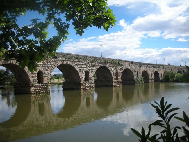 スペイン西部・エストレマドゥーラ州バダホス県の人口５万人ほどの街メリダ。古代ローマ時代の重要な拠点であったこの街には多くの遺跡が残っており、「小ローマ」と呼ばれています。<br />★メリダのパラドールで昼食<br />★世界遺産のミラグロス水道橋、ローマ橋、ローマ円形競技場＆劇場<br /><br />[いただいた郷土料理/ご当地グルメ]<br />◎アロス・コン・レチェ