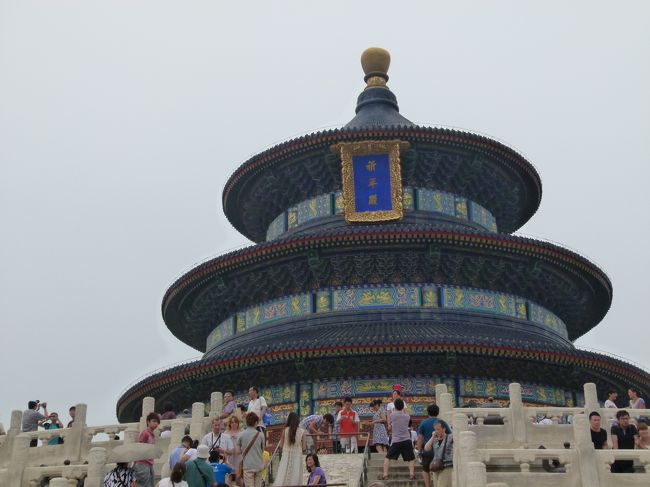 連日、猛暑日の続く7月<br /><br />またしても逃避旅行に出発!!<br />北京行きを決めたのは約1ヶ月前。<br />テレビで万里の長城を見ていて行きたくなったのがきっかけ<br /><br />フライトとホテルを自分で早速手配<br />お得意のきままなお出かけです<br />ツアーだといろいろ連れて行ってもらって楽なんだけど、なんか数年すると記憶が薄くなる。。。<br />個人でいくと無駄に歩いたり、間違った所についちゃったりもするけど、自分なりに考えて動くことも結構好き。<br />今は個人旅行、ツアー半々くらいで旅行中。<br />今年行った近場のアジア、東南アジアはすべて個人手配。<br /><br />私の職場では夏期休暇として平日5日間とれます<br />そのうちの1日と週末の3連休をくっつけて3泊4日<br />あと4日夏期休暇は残しています<br /><br />何と南で台風6号発生<br />帰国日頃はやばいかも。。。と思いながら、出発<br /><br />今回の旅行でやりたいこと<br />1.万里の長城にいってみたい<br />2.北京ダックも食べちゃおう<br />3.他の世界遺産も行っちゃおう<br />4.地下鉄やエアポートレイルにも乗っちゃおう<br /><br />今回は関空発!!<br /><br />出発〜