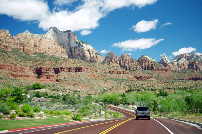 05/30/2011<br />Zion National Park一日遊<br />一早陽光普照,九點半從hotel出發<br />途中風景<br />