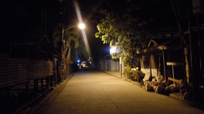 村の人たちの生活の匂いを感じながらエルニドの夜を散策してみた。<br />この村では、夜道を一人歩きしても問題ない。<br />綺麗に掃除されている通りをぶらぶらと歩き回っても１時間もあれば村を回りきれるだろう。<br /><br />コンビニ、ATMは、ないクレジットカードも使用できない。<br />エルニド村の電力供給は午後1時から午前1時まで、それ以外は電気が止まる。<br />深夜は真っ暗になるエルニド村は、ナイトスポットもない健全な村である。