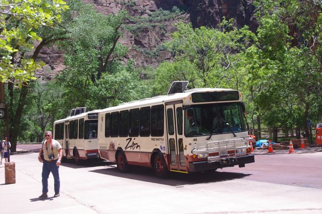 參觀錫安國家公園必須搭園方提供的免費巴士<br /><br />車上還有廣播導覽，整條遊園路線長約２０公里<br /><br />至底站辛那瓦巴神廟（Temple Sinawava）折返<br /><br />跟我一起去漫遊&#21543;!