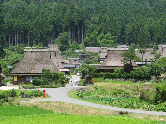 梅雨明けして、空が気持ちよく青い日々が続いています。<br /><br />一気に蒸し暑くなってしまいましたが…<br />せっかくの連休、<br />急な思いつきで京都府北部を訪れることになりました。<br /><br />今回のテーマは、<br />「残しておきたい風景を観に行く！」というもの。<br /><br />まずは、南丹市美山町へ。<br />ここは昔、全国各地の田舎にあったかやぶき家屋が立ち並ぶ風景が<br />今も残るエリアです。<br /><br /><br />*かやぶきの里 北村*<br />http://www.kayabukinosato.com/index.html<br /><br />*散策map*<br />http://www.kayabukinosato.com/news_photo/map1.pdf<br /><br /><br /><br />*関連旅行記*<br />【vol.1】美山かやぶきの里<br />http://4travel.jp/traveler/sportcross/album/10583705/<br />【vol.2】福知山の宿とおいしいもの<br />http://4travel.jp/traveler/sportcross/album/10583810/<br />【vol.3】伊根の舟屋めぐり<br />http://4travel.jp/traveler/sportcross/album/10583871/<br />