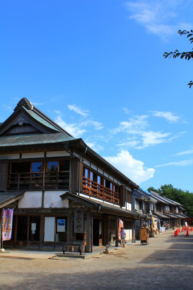 千葉県千葉県佐倉市は城下町400年記念を迎えた歴史ある町。日本100名城に選ばれた佐倉城や武家屋敷、そして自然豊かな印旛沼も近く毎年チューリップフェティバル等も開催されています。成田市は北部から東部にかけての丘陵地には工業団地やゴルフ場が点在し、南には日本の空の玄関口である成田国際空港、市の中心部である成田地区は1000年以上の歴史がある成田山新勝寺の門前町として栄え、毎年多くの参拝客でにぎわいます。市内にはほかにも数多くの寺社が点在しており、豊かな水と緑に囲まれ伝統的な姿と国際的な姿が融和した都市、そして佐原の町は北総の小江戸とも呼ばれ水運を利用し江戸の文化を取り入れたとされており、現在も小野川沿岸や香取街道には、当時の面影を残し歴史景観を保存する活動から平成8年、関東で初めて「重要伝統的建造物群保存地区」に選定されました。埴輪街道で知られる芝山町や田園風景が広がる多古町、水郷の町として知られる小見川町など自然豊かで観光名所巡りには欠かせないエリアとして成田・佐倉は知られています。多くの観光名所をぐるりと巡る佐倉/成田ぐるり旅、春夏秋冬、季節の移り変わりで沢山の名所を巡ってみました。<br /><br />□■□■□■□■□■□■□■□■□■□■□■□■□■□■□■<br /><br />成田/佐倉ぐるり旅、今回は栄町と成田市に跨る所に位置する体験型博物館の「房総のむら」へ行って来ました。総面積約32ha の敷地内には復元古墳群の資料館や1899年建造の学校建築である重要文化財「旧学習院初等科正堂」もあります。歴史的建造物を再現した街並みではドラマのロケ地として重宝されていてNHK大河ドラマ 新選組（出演:香取慎吾、藤原竜也）やNHK連続テレビ小説 純情きらり（出演:宮崎あおい、寺島しのぶ）や蝉しぐれ（映画）(主演：市川染五郎、木村佳乃、緒形拳）の撮影が行われたそうです。「房総のむら」には商家の街並み・武家屋敷・安房・上総・下総の農村などがありタイムスリップした気分にさせてくれます。また体験型施設のため団扇作りや蕎麦打ち・べっこう飴作り・ロウソク作り、珍しいものでは埴輪作りも体験することできます。体験演目は多岐に渡るためスケジュールで確認したうえで申し込む必要がありますが、小さい子供達にとっては貴重な体験が出来る観光施設と思います。<br /><br />□■□■□■□■□■□■□■□■□■□■□■□■□■□■□■<br /><br />＜房総のむら＞<br />http://www.chiba-muse.or.jp/MURA/<br /><br />□■□■□■□■□■□■□■□■□■□■□■□■□■□■□■<br /><br />＜成田/佐倉ぐるり旅＞<br />【1】佐倉城址公園(梅)<br />http://4travel.jp/traveler/dekadora/album/10551219/<br />【2】佐倉武家屋敷<br />http://4travel.jp/traveler/dekadora/album/10551234/<br />【3】航空科学博物館<br />http://4travel.jp/traveler/dekadora/album/10553622/<br />【4】芝山仁王尊＆芝山公園<br />http://4travel.jp/traveler/dekadora/album/10553629/<br />【5】三里塚御料牧場記念館<br />http://4travel.jp/traveler/dekadora/album/10583484/<br />【6】 佐倉市チューリップフェスタ2011<br />http://4travel.jp/traveler/dekadora/album/10559705/<br />【7】ドラマ「JIN －仁－」舞台になった旧堀田邸<br />http://4travel.jp/traveler/dekadora/album/10559718/<br />【8】佐倉順天堂記念館＆歴史建造物　佐倉市立美術館<br />http://4travel.jp/traveler/dekadora/album/10559723/<br />【9】ＤＩＣ川村記念美術館(春)<br />http://4travel.jp/traveler/dekadora/album/10559731/<br />【10】香取神宮<br />http://4travel.jp/traveler/dekadora/album/10576282/<br />【11】水郷佐原あやめ祭り2011<br />http://4travel.jp/traveler/dekadora/album/10576289/<br />【12】佐倉ラベンダーランド<br />http://4travel.jp/traveler/dekadora/album/10579484/<br />【13】鳴鐘山東勝寺宗吾霊堂(アジサイ祭り)2011<br />http://4travel.jp/traveler/dekadora/album/10579498/<br />【14】成田祇園祭2011<br />http://4travel.jp/traveler/dekadora/album/10581908/<br />【15】成田山新勝寺<br />http://4travel.jp/traveler/dekadora/album/10583790/<br />【16】成田山公園(夏)<br />http://4travel.jp/traveler/dekadora/album/10583798/<br />【17】千葉県立房総のむら<br />http://4travel.jp/traveler/dekadora/album/10583806/<br />【18】AKB48「言い訳Maybe」PVロケ地　旧学習院初等科正堂<br />http://4travel.jp/traveler/dekadora/album/10583828/<br />【19】水郷佐原水生植物園(早朝観蓮会)2011<br />http://4travel.jp/traveler/dekadora/album/10583834/<br />【20】佐原大祭【夏】八坂神社 祇園祭2011<br />http://4travel.jp/traveler/dekadora/album/10583852/<br />【21】水郷佐原　小野川の街並み<br />http://4travel.jp/traveler/dekadora/album/10583853/<br />【22】水郷佐原　小野川の街並み(レトロ)<br />http://4travel.jp/traveler/dekadora/album/10583875/<br />【23】関東厄除け三大師　観福寺<br />http://4travel.jp/traveler/dekadora/album/10587858/<br />【24】諏訪神社<br />http://4travel.jp/traveler/dekadora/album/10588131/<br />【25】佐倉城址公園（紅葉）<br />http://4travel.jp/traveler/dekadora/album/10624505/<br />【26】旧堀田邸（紅葉）<br />http://4travel.jp/traveler/dekadora/album/10624509/<br />【27】ＤＩＣ川村記念美術館（紅葉）<br />http://4travel.jp/traveler/dekadora/album/10624518/<br />【28】佐倉市チューリップフェスタ2012<br />http://4travel.jp/traveler/dekadora/album/10668947 <br />【29】佐原水生植物園(藤＆あやめ)2012<br />http://4travel.jp/traveler/dekadora/album/10676311/ <br />【30】100万人のキャンドルナイト2012ＩＮさかえ <br />http://4travel.jp/traveler/dekadora/album/10681682/