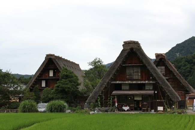 ４７都道府県のうち、唯一行ったことがなかった富山県。<br />いつか行きたいとチャンスをうかがっていたのですが、ようやくチャンス到来！<br />この三連休に五箇山の相倉集落でライトアップ行われるということを知り、それなら行ってみようということになりました。<br /><br />台風の影響で雨が降りそうだったのと、高速道路も休日に遠くまで利用しておいた方が安くすみそうなので先に白川郷へ行っておきました。<br /><br />夫は白川郷は行ったことがあるそうなので、今回はパスになるかと思ったんですが、五箇山からそんなに遠くないので白川郷へも立ち寄りました。