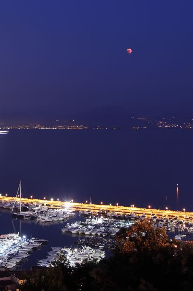 フィレンツェを後にし、ユーロスターでナポリの街へ。世界遺産ナポリは世界三大夜景の地なので、それを是非見たいと頑張ってみました。<br /><br />実は全く偶然ではあったのですが、ナポリでは奇跡的に１０年ぶりといわれる長時間の皆既月食を見ることになり、大感動しました。その様子も少しお伝えしたいと思います。そして翌日は世界遺産アマルフィー海岸、これまた世界遺産のポンペイへと行った後、再びナポリに戻っていよいよカプリ島に渡ります。天気を味方につけられるかどうかが鍵になりそうな行程、さあどうなるでしょうか<br /><br />それでは「イタリア１０日間の旅⑥　感動！奇跡の皆既月食ナポリ・アマルフィ篇」をお楽しみ下さい<br /><br />★。～・☆・～。★。～・☆・～。　旅行日程　★。～・☆・～。★。～・☆・～。<br /><br />1日目　6/11(土)<br />　関空→（ローマ経由）→夜ミラノ<br />　宿泊地：ミラノ<br />http://4travel.jp/traveler/yume-/album/10577714/<br /><br />2日目　6/12(日)<br />　AM：ミラノ観光<br />　PM：ヴェローナ観光<br />　宿泊地：ヴェネチア　　　　　<br />　　　　１、２日合算　１５、５３１歩（1歩７０ｃｍ換算　１０．８ｋｍ<br />http://4travel.jp/traveler/yume-/album/10579380/<br /><br />3日目　6/13(月)<br />　AM：ヴェネチア観光<br />　PM：フィレンチェへ移動<br />　宿泊地：フィレンチェ（連泊）　<br />　　　　１８、０８６歩（1歩７０ｃｍ換算　１２．６ｋｍ）<br />累計　３３、６１７歩（1歩７０ｃｍ換算　２３．４ｋｍ）<br />http://4travel.jp/traveler/yume-/album/10579453<br /><br />4日目　6/14(火)<br />　AM：ピサ観光<br />http://4travel.jp/traveler/yume-/album/10580800/<br />　PM：フィレンチェ観光<br />　宿泊地：フィレンツェ（連泊）<br />　　　　　２２、３０７歩（1歩７０ｃｍ換算　１５．６ｋｍ）<br />　累計　５５、９２４歩（1歩７０ｃｍ換算　３９．１ｋｍ）<br /><br />5日目　6/15(水)<br />　AM：フィレンツェ自由行動<br />　PM：ユーロスターにてナポリへ<br />http://4travel.jp/traveler/yume-/album/10582362/<br />　宿泊地：ナポリ　　　　　　　　　　　　　<br />　　　　　１７、１８５歩（1歩７０ｃｍ換算　１２．０ｋｍ）<br />　累計　７３、１０９歩（1歩７０ｃｍ換算　５１．１ｋｍ）<br /><br />6日目　6/16(木)<br />　AM：アマルフィ海岸へ<br />　PM：ポンペイ<br />http://4travel.jp/traveler/yume-/album/10584564/<br />　宿泊地：カプリ島<br />　　　　　１４、９９８歩（1歩７０ｃｍ換算　１０．５ｋｍ）<br />　累計　８８、１０７歩（1歩７０ｃｍ換算　６１．６ｋｍ）<br /><br />7日目　6/17(金)<br />　AM：カプリ島<br />http://4travel.jp/traveler/yume-/album/10586957/<br />　PM：ナポリ→ローマへ<br />　宿泊地：ローマ（連泊）<br />　　　　　　１６、８６０歩（1歩７０ｃｍ換算　１１．８ｋｍ）<br />　累計　１０４、９６７歩（1歩７０ｃｍ換算　７３．４ｋｍ）<br /><br />8日目　6/18(土)<br />　AM：ローマ市内観光<br />　PM：ヴァチカン市国観光<br />http://4travel.jp/traveler/yume-/album/10588715<br />　宿泊地：ローマ（連泊）<br />　　　　　　２８、１２５歩（1歩７０ｃｍ換算　１９．８ｋｍ）<br />　累計　１３３、０９２歩（1歩７０ｃｍ換算　９３．１ｋｍ）<br /><br />9日目　6/19(日)<br />  午前ホテル周辺でまったり買い物<br />　午後ローマ→関空へ<br />　　　　　　５、０６９歩（1歩７０ｃｍ換算　３．５ｋｍ）<br />　累計　１３８、１６１歩（1歩７０ｃｍ換算　９６．７ｋｍ）　<br />http://4travel.jp/traveler/yume-/album/10590400<br /><br />10日目　6/20(月)<br />　関空→自宅へ<br /><br />★。～・☆・～。★。～・☆・～。　ツアー名等　★。～・☆・～。★。～・☆・～。<br /><br />[ツアー名]　充実のイタリア大周遊１０日間<br />[旅行会社]　阪急交通社　トラピックス<br />[航空会社]　アリタリアイタリア航空<br />[期間]　　　6/11-6/20　8泊10日 