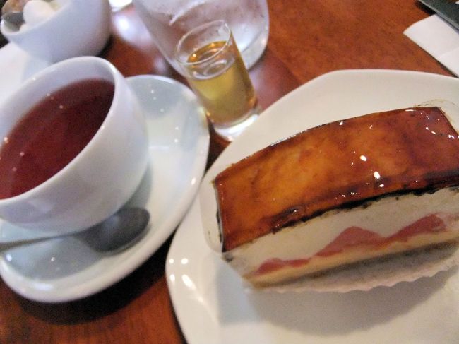 やっと行けました！辻口博啓パティシエの1号店舗。ケーキ、ショコラ、パン、焼き菓子…と一通りのものが揃うお店です<br /><br />狭いけれどサロンも併設されています