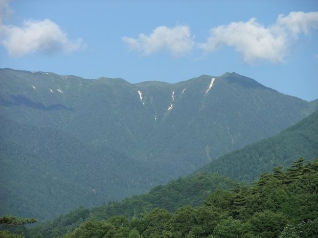 家族のお知り合いの方が、気に入ってよく訪れるという「安曇野」に行って来ました。<br />コテージで予約していくも、やっぱりコテージには慣れず、普通の部屋にしてもらうという展開でした。<br />ホテルの部屋は快適でした。連れが「超」暑がりで、涼しいコテージでも夜締め切ると「暑い」ということで、エアコンのあるホテルのほうが良かったようです。逆に寒がりのお年寄りはコテージの夜は寒くてちょっと体調を崩しました。夏でも上着、靴下は必須です。<br /><br />お食事も美味しく、ホテルの従業員の方も笑顔で対応してくださって好感がもてました。コテージは自分の車かホテルの車で送っていただくしか方法がないので、それが面倒だと感じるのであればホテルの部屋がいいかもしれません。<br /><br />コテージは開放感があるのか、夜になると大騒ぎする部屋もあるようなので・・そういう部屋が近かったら残念な結果になります。<br /><br />