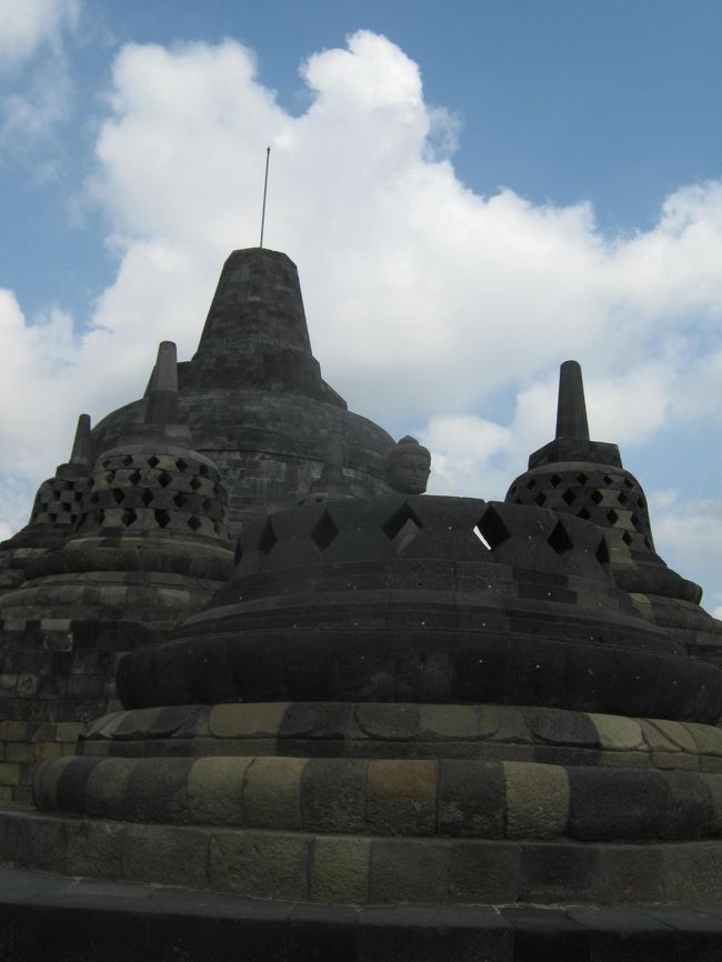 旅の3日目、インドネシアのボロブドゥール遺跡に行ってきました。<br />朝早く、バリ島からガルーダ航空機で出立。バリ島からは1時間のフライトです。<br />ジョグジャカルタには1泊しました。<br />ボロブドゥール遺跡は、1991年に世界文化遺産に登録されており、世界有数の仏教遺跡です。<br />遺跡の建造は、西暦780年〜832年くらいの間にあったそうです。<br /><br /><br />旅程<br />　7/15　成田→ジャカルタ→バリ島<br />　7/16　バリ島　（ウルワトゥ寺院・タナロット寺院）<br />○7/17　バリ島→ジョグジャカルタ（ボルブドゥール）<br />　7/18　ジョグジャカルタ（王宮・プランバナン）→バリ島<br />　7/19　バリ島→ジャカルタ<br />　7/20　ジャカルタ→成田 <br />
