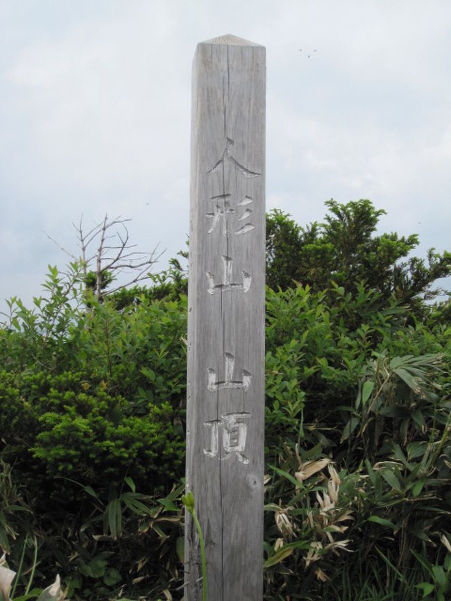 ２０１１年７月２日（日）中根平登山口（825ｍ）から、朝１０持にスタートしました。<br />人形山（1726ｍ）山頂に到着したのは、午後２時。４時間かかりました。<br />下りは、午後２時３０分荷山頂を出発し、スタート地点に着いたのは、午後５時３０分。<br />疲れました。