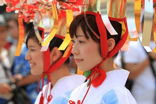 天神祭は、京都の祇園祭、東京の神田祭と並ぶ日本三大祭の一つ。また、四天王寺別院の勝鬘院愛染堂の愛染祭(神式では愛染祭に替えて生国魂神社の生玉夏祭)、住吉大社の住吉祭と共に大阪三大夏祭りの一つでもあります。24日宵宮、25日本宮