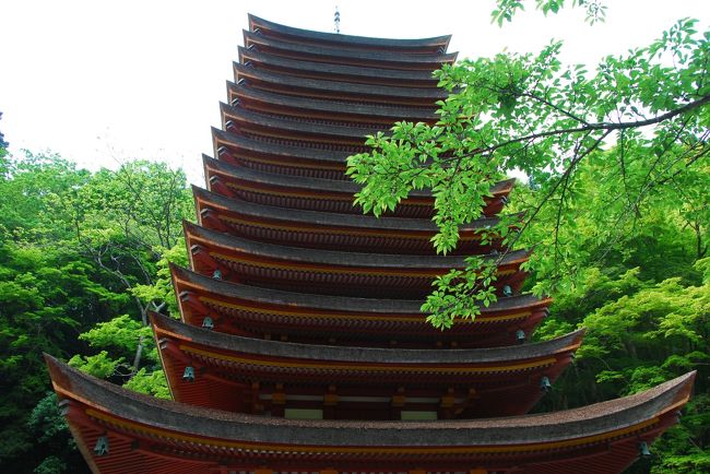 談山神社(たんざんじんじゃ)<br />大化元年(654年)5月、中臣(藤原)鎌足と中大兄皇子が蘇我氏から実権を奪うため多武峰で「大化の改新」の談合した。<br />後に、談合の場所が談い山(かたらいやま）といわれる。<br />鎌取の死後の白鳳7年(678年)、鎌取の長男である定慧和尚が父の遺骨の一部を摂津の国から多武峰に改葬し十三重塔を建立した。<br />さらに、大宝元年(701年)方三丈の神殿を建て、鎌足公の御神像を安置した。これが談山神社の始まり。<br />