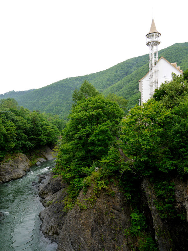 初めてクラブツーリズムから「北海道ガーデンめぐり」に行ってきました。<br />北海道ガーデン街道に登録されている、風のガーデン・十勝ヒルズ・紫竹ガーデン・真鍋庭園と陽殖園・ファーム富田等六つのガーデンを愉しんできました。<br />ガーデン街道とは旭川〜富良野〜十勝を結ぶ全長約２００ｋｍの街道です。（上野ファーム・風のガーデン・十勝千年の森・真鍋庭園・十勝ヒルズ・紫竹ガーデン・六花の森の７つの施設です）<br />福岡空港（11:40発）〜新千歳空港（14:00着）〜たきのうえホテル渓谷に宿泊<br /><br />写真は「たきのうえホテル渓谷」<br />