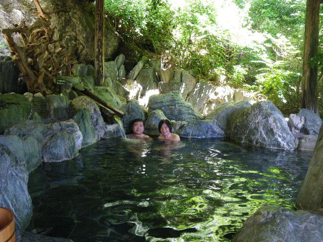 ２０１１年７月１６日ー１８日。四国で一番行きたかった露天風呂は「新祖谷温泉　ホテルかずら橋」のケーブルカーで登る「天空露天風呂」です。男女別の露天風呂は景色が良さそうですが、混浴のほうは、入浴したままではせっかくの山の景色が見えず残念でした。真夏ですので長湯はできず、時々風に当たって体を冷ましながら入りました。ケーブルカーは定員１０名、自分で操作します。日帰り入浴１０００円。蚊取り線香やハエたたき（あぶ用？？）もあり、夏はあまりオススメではないのかもしれませんが、混浴の露天風呂は入浴客も少なく静かにのんびりできました。