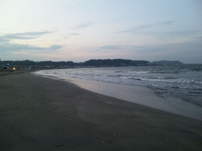 夏になると、長谷の友人宅に滞在し<br />あっちのビーチ、こっちのビーチと回ります。<br /><br />夕食も、海で。<br />お酒も、海で。