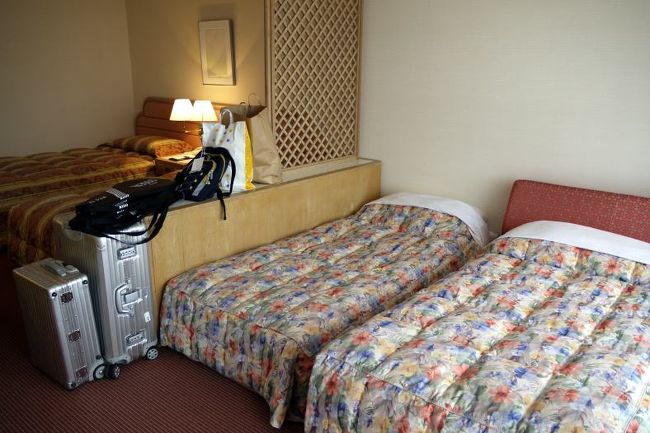 GW後半の２泊を過ごすのはエクシブ伊豆の２号館１階のお部屋です。<br /><br />２号館１階のお部屋からは、直接ホテルのお庭に出られて、テニスコートなどに行くのにも便利です。<br />