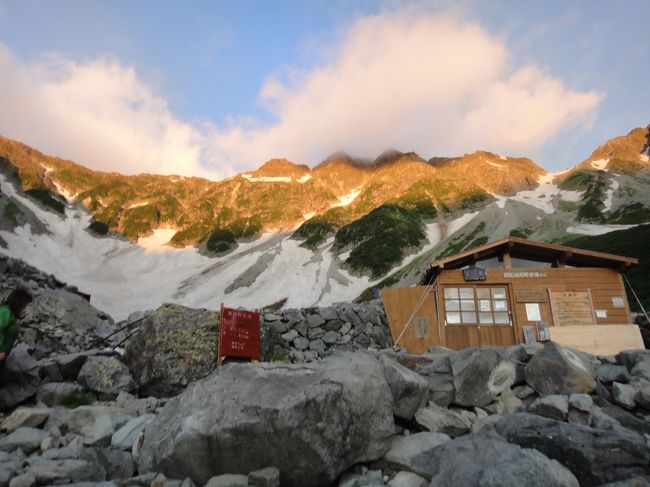 会社の友人7名で奥穂高岳登山2泊3日のたび。<br /><br />普段は仕事の話しかしない関係が、プライベートも共有することでずっと身近に。<br />まだ雪の残る沢を登り、ヒュッテでビールを飲んで、岩場に設営されたテントに泊まる。<br />寒さをしのぎながら朝を迎え、美しい朝焼けをみる。山頂を目指し、鎖や梯子のかかった岩場をよじ登り、山頂からの絶景を堪能。<br /><br />2泊3日の登山は結構つらかったけど、また行きたいたびになりました。<br /><br />