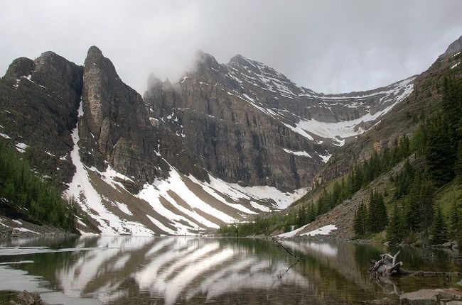北米のカナダの山は素晴らしい。<br />今までアジアの山を歩いてきた私ですが、<br />雄大な大自然の織りなす名峰の風景に魅せられました。<br />もちろん私は初めてのカナダです。11人の仲間と歩いた山紀行を載せてみたいと思います。<br />　レイク・ルィーズに移動日。<br />6/29<br />　レイクアグネス～プレーン・オブ・ザ・シックス・グレッシャーズ<br /><br />6/30　フェアマウンテン<br />7/1　 ラーチバリー～センチネル・パス<br />7/2　 パーカーズリッジ<br />7/3　 カルガリーへの移動日<br />7/4～7/5　帰国の日<br /><br />レイクアグネスから見る風景に圧倒される。<br />正面にデビルズサム（2458ｍ）が聳える.