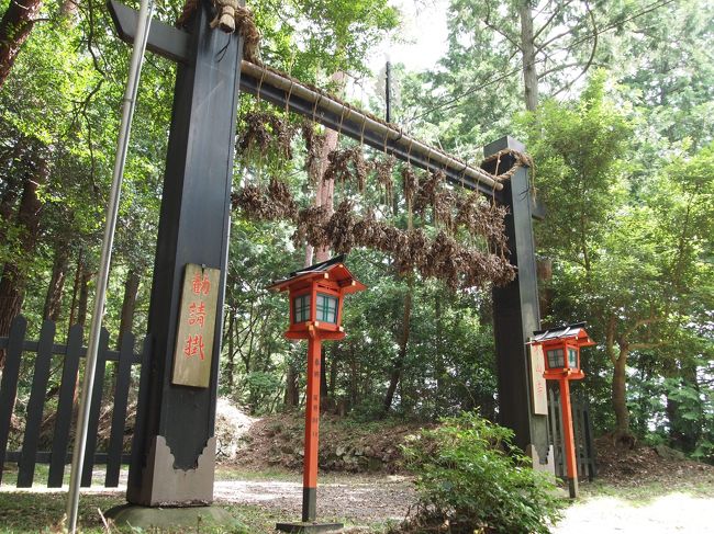 高槻市の北部には、北摂三山寺があり、すべて天台宗の寺院で、しかも一直線上に並んでいるのです。<br /><br />光仁天皇の子・開成皇子が諸堂宇を建立して本格的な仏教寺院として創建し、勧請掛（かんじょうがけ）があることも共通しています。<br /><br />そして、北山本山寺、根本山神峰山寺は、（もしかしたら南山安岡寺も）役小角がその起源に関係しています。<br /><br />まずは、一番北に位置する本山寺（ほんざんじ）から順に、神峯山寺（かぶさんじ）そして安岡寺（あんこうじ）と廻ります。<br /><br />【写真は、本山寺の勧請掛です。】