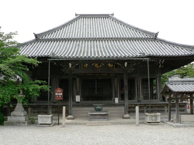 関宿(せきじゅく)は、東海道五十三次の47番目の宿場で三重県亀山市にある。<br />古代からの交通の要衝で、壬申の乱(じんしんのらん672年)の頃に古代三関の一つ「伊勢鈴鹿の関」が置かれた。江戸時代も、東の追分からは伊勢別街道(いせべつかいどう)、西の追分からは大和街道が分岐する活気ある宿場町だった。1.8キロの古い街並みがよく保存されていて、国の重要伝統的建造物群保存地区に選定されている。<br />地蔵院(じぞういん)は、西の追分近くにある真言宗御室派の寺院で本尊は地蔵菩薩。<br />正式な寺号は宝蔵寺(ほうぞうじ)だが一般には地蔵院と呼ばれており関の地蔵、関地蔵院とも称される。<br />741年行基(ぎょうき、668−749年)によって創建されたと伝えられ806年、最澄の弟子により宝蔵寺という寺号で創建されたといわれており日本最古の地蔵菩薩、境内の本堂、愛染堂、鐘楼は国指定重要文化財だ。<br />(写真は地蔵院)<br />