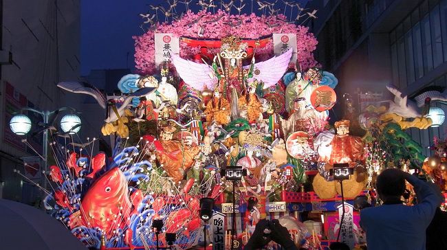本日７月３１日「八戸三社大祭」が前夜祭で幕を開けた。「八戸三社大祭」は２９０年あまりの歴史があり、神話や伝説、歌舞伎などを題材にした豪華絢爛な山車が運行される。