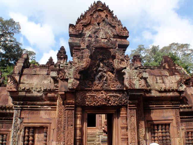 今日はもうカンボジア最終日。<br />まずは、バンテアイ・スレイ遺跡へ。<br />それから、ベンメリア