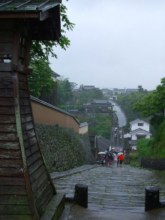 6月11日の午後7時に広島を出発し、熊本県の田原坂～熊本城～地獄温泉～下田城温泉～白川水源～阿蘇山を横断し～黒川温泉～瀬の本高原～牧の戸峠～飯田高原～やまなみハイウエー～湯布院を通過して昨日は別府に宿泊し、今日は国東半島の杵築市に訪れます。<br /><br />杵築は松平３万２０００石の城下町で、街の東端の高台に３層の天守閣がそびえています。城の中は藩主の遺品など数多くの展示品があり、周辺の城山公園内には市内に散在していた国東塔などの石造物を集めた石造物公園があります。城から北に１キロ弱いったところに北台武家屋敷があり、途中に“勘定場の坂”があります。この坂の周辺のたたずまいも昔の風情が残っており、なかなか良い場所です。“勘定場の坂”を登った所が“北台武家屋敷”で、“藩校の門”や“大原邸”などがあり、道の両脇は昔ながらの土塀などがあり、いかにも武家屋敷といったたたずまいです。ここが杵築一番の観光名所となっている場所です。そこから南には“南台武家屋敷”、少し離れて寺町などがあります。この杵築には消えかけた日本の城下町の面影がよく残っています。<br />