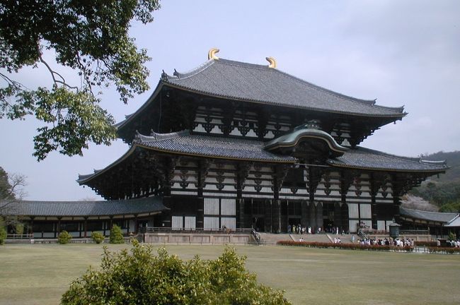 桜の頃に訪れた、世界遺産の東大寺です。