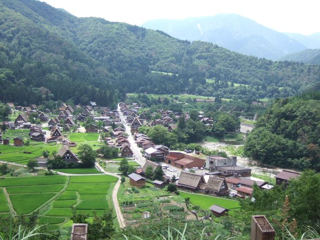 1日目は上高地を満喫。<br /><br />2日目は飛騨高山を散策→白川郷。<br />お天気も良く、散策日和でした。<br /><br />白川郷は山に囲まれていて、いかにも集落といった感じ。<br />緑がたくさんで気持ち良かったです。<br />雪の深い時期もまた違う雰囲気で素敵だろうなぁと思うと<br />ついついまた訪れてしまいたくなります。<br /><br /><br />