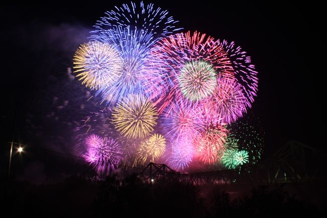 人に笑われるほど、実は花火好きな私。<br />今年の長岡花火大会は、夫と私の予定が合わなかったので、当初は行かないつもりでした。<br />でも、諸般の事情で、３日夜にあるはずの夫の飲み会が中止になり、<br />夫の職場の女性は、倹約家だけど毎年「新幹線を使って日帰りで花火見に行く」とのことで、<br />「長岡の花火を見たら、新潟市の花火なんてしょぼく感じますよ」とも言われたらしく、<br />じゃあうちも新幹線で行ってみるかと、その日の夫の昼休みにメールで相談して「今夜花火に行く」ことに決定。<br /><br />実は私は３日の昼頃、大阪での用事を終えて、新潟に飛行機で戻ってきたところ。<br />機内には、長岡の花火大会に行くと思われる高齢者のツアーの方々も。<br /><br />新潟に近づくと、機内から見る越後平野は先日の豪雨で河川はまだ茶色く濁って川幅も広がってました。<br />この長岡の信濃川沿いも、大変だったそうで、花火大会のために急ピッチで会場整備されたそうです。<br /><br />昼間に新潟駅で、Sきっぷという一人２９２０円のお得な新潟ー長岡往復切符を買いました。<br />ちょうど券売機の前に案内の女性が居て、「長岡の花火を見に行く方はいらっしゃいますか？」と<br />案内されていたので、「はーい」とその女性からSきっぷの買い方を教えて貰いました。<br />Sきっぷだと、新幹線自由席も乗れます。<br /><br />日本三大花火大会だと言われてる花火大会らしいですが、個人的には諏訪湖の花火大会の方が良かったかも。<br />尺玉の大きさとか、派手さはあるんですが、スポンサー紹介のアナウンスが花火の前に長々と行われ、それが興ざめでした。<br />もっと淡々と、スポンサー名、花火名ぐらいだと良いのですが、<br />スポンサーがどういう企業で・・・とか紹介が長すぎるのと、<br />アナウンスのテンションが高すぎでした。<br />確かに、スポンサーの方々のおかげて花火が楽しめるわけですが、そういうのって、「秘すれば花」ですよね。