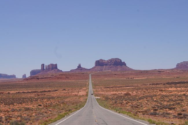 ９日目(7/23)<br /><br />Monument Valley(AZ/UT)〜Four Corners Monument(AZ/UT/NM/CO)<br />〜Canyon de Chelly National Monument(AZ)<br />走行距離２１４mile<br /><br /><br /><br />真夜中に目覚めてしまい贅沢にベランダで毛布にくるまりながら<br />朝を待つ♪<br />朝日・朝焼けを堪能したあとは目の前のValley Driveへ。<br /><br />十分に景色を満喫し出発した先は贅沢に４州をまたぎ。<br />そして本日のお宿までドライブーっ！！<br /><br /><br />いよいよ旅も折り返し地点！！<br />帰路の宿は前日・当日に決める。<br />一度・・・行き当たりばったりでモーテルに<br />泊まりたかったな☆（これぞ旅の醍醐味？！？！）<br /><br />まだまだ帰宅予定日決めず・・・・。<br /><br /><br /><br />Hotel・・・・・・・・・ ＄２２２．８８<br />chocomilk・・・・・・・＄４<br />gas・・・・・・・・・・ ＄２４．１６(gal/3.849)<br />four corners入場料・・・＄１２（多くとられる・・・）<br />アクセサリー・・・・・・＄１０<br />super・・・・・・・・・ ＄１４．６１<br />pizza・・・・・・・・・ ＄１２．４７