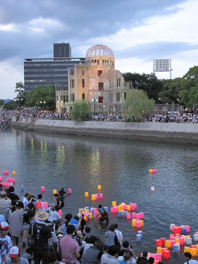 広島県民になって丸３年が経ちました。<br />自身、平和公園・平和記念館は２度目ですが、<br />この特別な日に訪問出来て良かったですよ。<br />いくら当時の話を聞いても、映像を見ても、実際に経験していない人には伝わりにくいですが、犠牲者の霊を供養したい気持ちを、灯籠に託しました。<br /><br />ネタ的に、少々重たい雰囲気ですが、グルメも織り混ぜ<br />日本の夏をドキュメントしてみました。<br />66回目の夏・・・<br /><br />日本の夏シリーズ・・・<br />次はお盆に、京都の五山の送り火へ行く予定です。