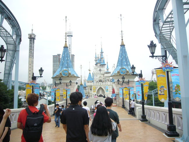 今日は、子供達の大好きな遊園地「ロッテワールド」へ<br /><br />今朝のソウル ちょっと肌寒いくらい<br /><br />ホテル前(踏十里駅)から地下鉄で往十里駅乗り換え蚕室駅下車<br />約20分くらいで 目的の「ロッテワールド」です<br /><br />