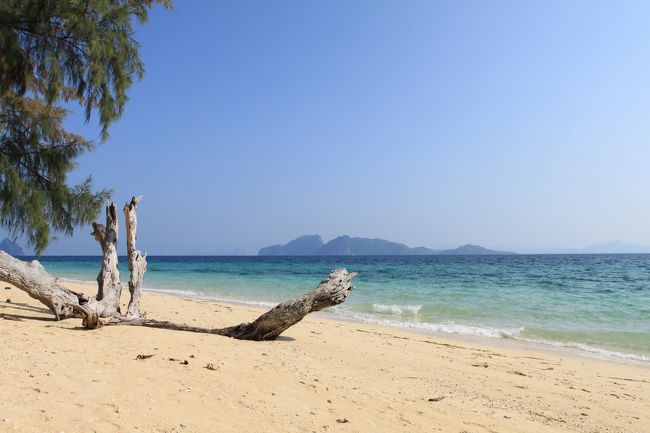 クラダン島、正直あまり聞いたことの無いところ島だと思いますが、ホテル(バンガロー)も含めて4件ほどしか無い島です。バンコクから空路クラビ又はトラン空港へ飛行機で飛び車で1時間〜1時間30分、船に乗り換え1時間でようやく到着する事が可能です。　今年の2月の良い時期にクラダン島まで渡ってきました！<br />船に乗り始めたときは、それほど海も綺麗じゃないなぁ・・・と思っていましたが、エメラルドグリーン色だからただ単に綺麗に見えなかっただけで、実際は凄く透明度がありました。　クラダン島に到着するにつれて、おお！と叫びたくなるような透明度が出てきて、すっかり期待度満点です。　クラダン島に到着したときには、船着場の桟橋がなく船から一旦海に入ってビーチをそのまま歩いてホテルフロントへ行く程、自然が大切にされている島でした。<br />まず第1弾として島周辺旅行記を作成しました。　第2弾で宿泊したセブンシーズリゾートを掲載する予定です！