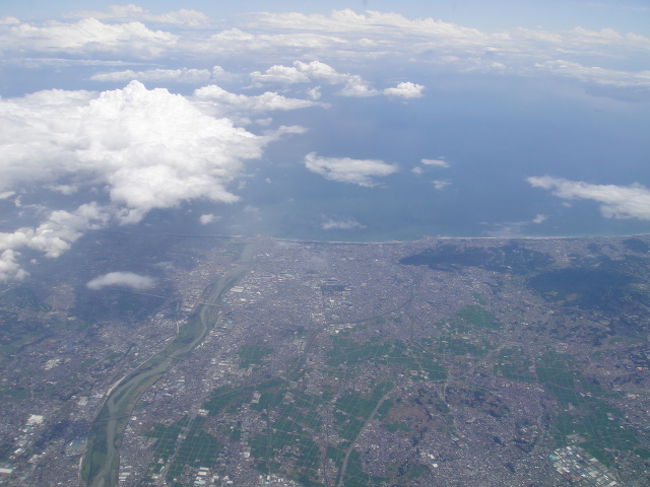 やっと取ったと〜ちゃんの休み。（二日だけ・・・あとは土日）<br />新幹線でも行ける岡山だけど、うちから楽ちんな飛行機で。<br />二日目は、アートの島「直島」にフェリーで、<br />三日目は電車で尾道へ・・のはずがアクシデントで新幹線にも・・・。<br />最終日は、またまた電車で琴平へ。<br />乗りもの編です。