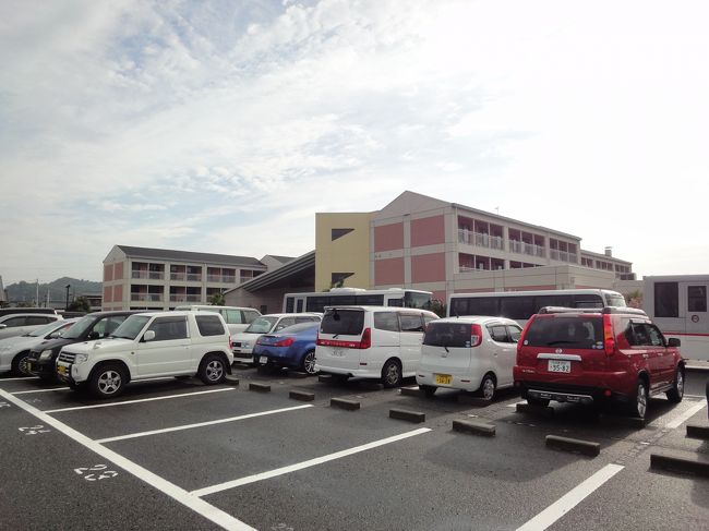 いわきにある会社のドミトリーで雑魚寝していわきへボランティアに行ってきました。会社の工場がいわき市にもあり日ごろから地元の方にお世話になっており、地元の方のために何かできればと5月より会社が毎週末に社員から希望を募り、会社のバスでボランティアに行く活動をしています。 希望者が多くなかなか順番が来ませんでしたがやっと行くことができました。夕がた仕事が終わってから、会社のバスでいわきに向かいます。 (夏季電力節電の関係で木曜金曜が休日となっておりますので、水曜日の夕がた出発です。)その日は11時ころいわきに着いてドミトリーでみんなで雑魚寝です(一応女性には個室が用意されます) そして翌日ボランティアセンターへ行き作業をもらって活動して、夕方にいわきを発って帰って来ます。<br />