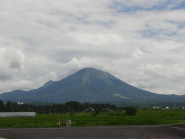 山陰への旅は夏が来る度に恒例化し、今年も当然のように足は彼の地へと向くのだった。<br /><br />鳥取まで行っても、ついつい素通りしていた大山及び大山寺・大神山神社等に、今年は行って来た！<br /><br />なお表紙のこの大山の勇姿は、「植田正治写真美術館」の駐車場からの眺めである。<br />ここからが、最もよく大山を眺めることができた。<br /><br /><br />五木寛之著『「百寺巡礼」第８巻 山陰・山陽』より<br /><br />『鳥取や島根はいま、「山陰地方」と呼ばれている。しかし、歴史の上で考えると、決して「山の陰」などではなかった。むしろ、日本海側のほうが「表玄関」だった時代が長くつづいていたのだ。<br />　その日本海を船で行き来する人々にとっては、航海の指標としての大山があり、もっと北東へ行けば北陸に白山があった。どちらも“神の山”として太古より信仰されている。』<br /><br />五木氏のこの述懐に、山陰贔屓の私が大いに共感させられたのは言うまでもない。