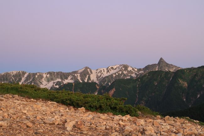 この夏の登山は、一年前からここにしようと考えていました。<br />標高差が千ｍ以上あるので、この２ヶ月前からは会社の垂直移動も階段を使用する念の入れようです。<br /><br />やっと常念小屋について、そこでの景観の良さにすべての苦労が報われた感じでした。<br />翌朝は天気もよく、日の出を観賞し、目的の高山蝶（タカネヒカゲ、ミヤマモンキチョウ）の撮影も終えました。<br />すぐ横に常念岳が見えますが、当地で偶然お会いした蝶撮影の知り合いの助言で、山頂への往復は結構大変で、その後撮影する気力もなくなるとかお聞きして、パスすることにしました。<br />そこで朝の９時には、早々に一の沢まで下山となりました。<br />後半、同行の家内の脚は棒状態になりながらも、なんとか下山できました。<br />やはり、我々のレベルでは常念岳まで登っていると、下山する余力はなかった模様で、貴重なアドバイスを下さった方に感謝です。<br /><br />それでも、一ノ沢の駐車場の標高はたぶん1200ｍぐらいで、常念小屋が2466ｍ（因みに常念岳は2857ｍ）なので、1250ｍ以上の標高差だったわけで、2009年の木曽駒ヶ岳・2010年の乗鞍岳とは比較できないくらい大変でありました。<br />とは言え、YODA夫婦は、2008年7月に火打山を、笹ヶ峰の方から長靴で登っていき、天狗の庭でギブアップして日帰りした経験があります。<br />このときの標高差は810ｍでしたが、途中に垂直によじ登るような場所もあり、山登りの大変さを痛感した体験があります。<br />その後上記のやさしい山での登山経験を積み、この2011年に北アルプスの高山蝶を目指して、標高差１０００ｍ以上にアタックすることになりました。