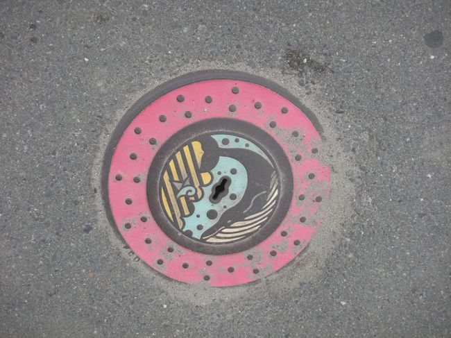 ボランティアセンターのバスで山田町船越に行った。<br /><br />山田町は、東京方面からみると宮城を通過して釜石、吉里吉里の大槌のさらに先の、人口2万弱の漁業の町。<br />地震による津波で甚大な被害を受けた。<br />船越地区は、くびれた半島の付け根の両側から津波が押し寄せ、横断したようなかっこうになったという。<br /><br />地元ボランティアセンターの若くていかにも今風な女性職員が<br />「皆さん、鯨好きですか〜?いるかは〜?」とボランティアで来ていた人に問いかけた。<br />鯨の町なんだなー、この町の子なんだなー、と思い、印象的だった。<br /><br />岩手は遠い。バスだとなおさら。<br />でも人手を大いに必要としている。なんとか「また来ました」と言いたい。