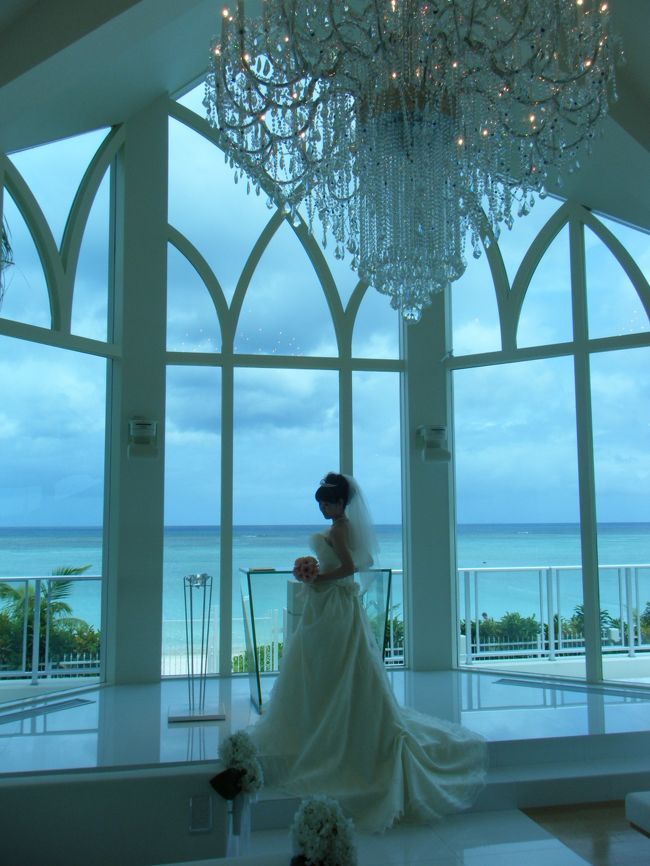 グアムで挙式してきました。<br /><br />個人的にあこがれの結婚式というのはラスベガスはベラージオの噴水ウエディングだったのですが、これは以前他の方と真剣に検討した経緯があったため、どちらの方にも失礼にあたる思ったし、わだかまりが残るのもアレだったので変更。<br /><br />それから紆余曲折あり、年老いた両親からの希望もあって近場でこぢんまり挙式することにしました。<br />結婚式は親のために挙げるという意見もあるくらいですしね。<br /><br />グアムとはいえ、仮にも海外だし、かしこまった招待はイヤだったので、適当に「良かったら現地で一緒に遊ぶノリで来るかい?」とSNSにて友人に声がけしたところ、6名が参加してくれることに。<br /><br />他の方のブログなどでも見かけますが、正式な場での結婚式は誰も聞いていない長いスピーチや、やたら新郎新婦を褒めなきゃいけない傾向、そしてゲストに余興を頼む気遣い、最悪なのは酔っ払って騒ぐ輩。どれも苦手だったので、半ば理由つけて逃げるように海外を選択したというのがあります。<br /><br />結果、こぢんまりだけど、気の置けない仲間とワイワイウエディング、とても楽しかったです。<br /><br />親はもちろん、親戚や友人、みんな満足してくれたことが本当にうれしいです。