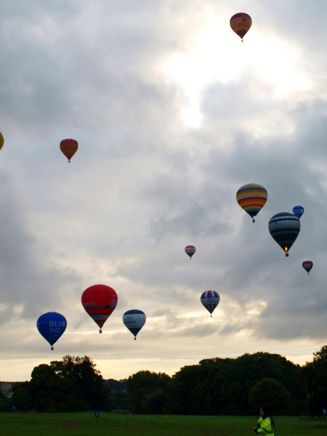 2011年 Bristol Balloon Fiestaを見に行ってきました。<br />初めての気球の打ち上げに感動。またその数のすごいこと、町の上に向かって飛んでいく無数の気球の姿にとても感動した週末でした。<br /><br />半年前初めて訪れたブリストル、立ち寄ったインフォメーションで見た絵葉書。町の上を飛ぶ無数の気球。思わずでた言葉は「うそ～」。でも係員に聞いてい見ると、Balloon Fiestaに来ると本当に見えると。<br /><br />これは絶対見逃せないと半年前にホテルを予約し、待ちに待ったフェスティバルに参加しました。気球はもとより、街全体がフェスティバルを盛り上げているいる感じで、イベントや遊園地のような遊具の多さにとてもビックリ。<br /><br />2日目の朝のバルーンは早朝の緑の芝生の上を飛ぶ気球が幻想的。昨日のにぎやかな感じとは違ってこれも◎。<br />とっても満足な週末でした。<br /><br />帰りにはストーン・ヘンジ、ソーズベリーに立ち寄りながらロンドンへ戻りました。<br /><br />Bristol Balloon Fiesta<br />http://www.bristolballoonfiesta.co.uk/
