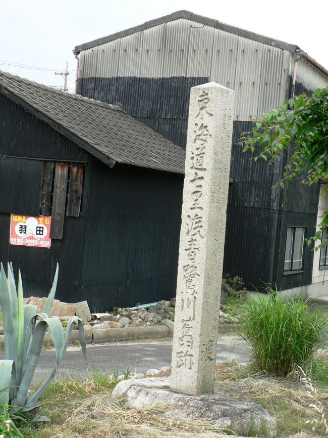 七里の渡し(しちりのわたし)は東海道五十三次の宮宿から桑名宿までの海上の渡し。<br />東海道唯一の海路の拠点で、1601年の東海道制定の際に定められているが七里の渡しの名は宮宿から桑名宿までの移動距離が7里であったことに由来するそうで「桑名の渡し」、「熱田の渡し」、「宮の渡し」、「間遠の渡し」などとも言われた。東海道海路の拠点・宮宿、桑名宿は渡船場として賑わい、旅籠屋数が東海道の最大規模だったそうだ。だが陸路に比べ、旅程が短く体力的にも楽な海路は遭難の危険も多かったそうだ。<br />桑名宿側遺構は渡船場跡が七里の渡跡として整備され、伊勢国の東の玄関口として、伊勢神宮の「一の鳥居」が設置されている。<br />長島一向一揆(ながしまいっこういっき)は、1570−1574年の石山合戦に伴い、伊勢長島(伊勢国と尾張国の境界付近)を中心とした地域で本願寺門徒らが蜂起した一向一揆。織田信長との間で三度に渡る激しい合戦が起こり最後は織田軍の勝利に終わったが善戦だった。<br />長島という地名はもともと「七島・ななしま」で、木曽川、揖斐川、長良川の河口付近の輪中地帯を指している。付近には数十の寺院があり、本願寺門徒が大きな勢力を持ち尾張国西南部・美濃国南部・伊勢国北部における一大自治勢力だった。<br />1501年、自治勢力の統制のために本願寺蓮如(れんにょ1415−1499年)の六男・蓮淳(れんじゅん、1464−1550年)を住職として願証寺が創建され、本願寺門徒は地元の国人領主層を取り込み地域を支配し門徒衆約十万人といわれた。<br />織田氏や斎藤氏、各国領主たちは長島に立ち入ることもできず稲葉山城を追われた斎藤龍興(さいとう たつおき1548−1573年)は長島へ逃げ込んでいる始末。この時代、蓮如を中心に織田信長と対等に渡り合えるほどの本願寺門徒の自治勢力の巨大さが想像できる。<br />(写真は七里の渡し跡)<br /><br />