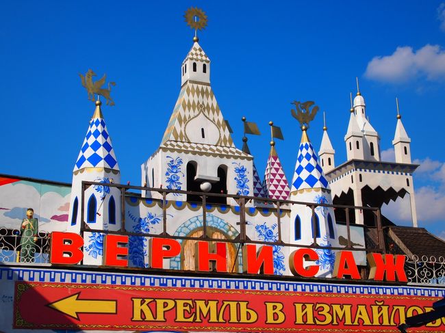 イギリス(2回)、ドバイ、イタリア、オーストラリア、<br />台湾と来て、次の渡航先に選んだのはロシア!<br /><br />■ロシア行きを決めた理由は以下の5つ。<br /><br />1)建造物見るの大好き。<br /> モスクワの玉ねぎ型ドームの寺院に<br /> キジー島の木造教会を見てみたい!<br /> ドドンと壮大なスターリン建築にも<br /> ぜひお目にかかりたい!<br /> 綺麗な宮殿や教会にも立ち寄ってみたい!<br /> 街歩きもしてみたーい!<br /><br />2)リアル「世界の車窓から」をやってみたい。<br /> キジー島までのアクセスは<br /> 寝台列車を利用すると聞いて、<br /> 俄然乗り込んでみたくなりました。<br /> ちなみに寝台列車未経験。<br /><br />3)芸術の香りに触れたい。<br /> エルミタージュ美術館にバレエ鑑賞、<br /> 絶対してみたい!<br /><br />4)ロシア雑貨大好き。<br /> マトリョーシカはもちろん、<br /> どことなくレトロな雰囲気漂う小物が欲しい!<br /> 市場にも行ってみたいな。<br /><br />5)キリル文字に…なぜか興味あり。<br /> 普段接する機会の少ない文字に惹かれます。<br /> ぜんっぜん読めない書けない話せないロシア語に<br /> 体当たりしたらどうなるか…?<br /><br /><br />■旅行の日程 6泊8日<br />(ちなみに私のこれまでの海外旅行では最長記録です。)<br /><br />【その1:モスクワ編】1~2日目http://4travel.jp/traveler/yuri-ring/album/10592276/<br /><br />【その2:モスクワ(続)+セルギエフパッサート編】3日目http://4travel.jp/traveler/yuri-ring/album/10594327/<br /><br />【その3:キジー島編】4日目http://4travel.jp/traveler/yuri-ring/album/10595887/<br /> (※ペトロザヴォーツクという町から船が出ています)<br /><br />【その4:サンクトペテルブルク+エカテリーナ宮殿編】5日目http://4travel.jp/traveler/yuri-ring/album/10598209/<br /><br />【その5(終):サンクトペテルブルク(続)+ペテルゴフ編】6~7日目<br />(成田着:8日目)http://4travel.jp/traveler/yuri-ring/album/10606087<br /><br /><br />■計画を立てるにあたり、主に参考にしたのは<br /> 以下の3冊。<br /><br />・旅行計画策定用<br />『地球の歩き方'10~'11 ロシア』<br /> 一人旅にはやっぱり納得の情報量でした。<br /><br />・雑貨めぐり資料用<br />『ロシアのかわいいデザインたち』<br />この本を読んで、今まで知らなかった<br />ロシア雑貨のレトロでキュートでちょっと変な魅力に<br />ズギャーンと撃ち抜かれたのが、<br />ロシアに興味を持ちだしたきっかけです。<br />素朴でかわいいロシアファブリックのデザイン、<br />見たことのないような独特のカラフルな色彩の<br />プロダクトデザイン、<br />何度眺め返しても全く飽きません。<br /><br />・同じく雑貨めぐり資料用<br />『spoon.2011年2月号 <br />特集:ロシアデザイン雑貨紀行』<br />ものすごくお勧め。ロシアのカワイイ部分を<br />余すところなく知ることができます。<br />お店紹介のページで日本語での読み方が書いてなかったり、<br />地図がなかったり、とてもきれいな写真なのに<br />残念ながらどこで撮影されたかが書いてなかったり、と<br />旅行用の誌面構成ではありませんでしたが、<br />読み物としてはとてもとても優秀。<br />旅行前はもちろん、帰ってきてから読み返すと<br />さらに楽しいです。<br /><br /><br />■相談に乗っていただいた旅行代理店<br /><br />『JIC旅行センター』さんです。(http://www.jic-web.co.jp/)<br />個別旅行としての手配でしたが、いろいろと親身になって<br />相談に乗っていただけました。<br />まず相談するにあたり、私が素人判断で作って持って行った<br />ショボイ行程表についても具体的かつ的確な<br />改善アドバイスを下さり、最終的には理想の行程を<br />組めたと思っています。<br />私はロシア旅行の知識はまったくありませんでしたが、<br />初心者の弱みに付け込んで必要のないツアーなどを<br />紹介されるようなことは全くなく、<br />とても良心的な旅行代理店さんだったなぁという印象でした。