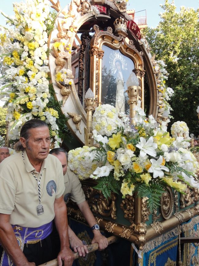 通称「パロマの聖母 Virgen de la Paloma」は<br />マドリードの守護聖母ではないものの、<br />下町マドリーっ子の信仰の厚い聖母です。<br />（マドリード市の守護聖母はアルムデナ聖母）<br /><br />毎年8月中旬に祭りがあります。（今年は8月11-15日）<br />最終日15日（聖母の被昇天の日）のプロセシオンを見てきました。