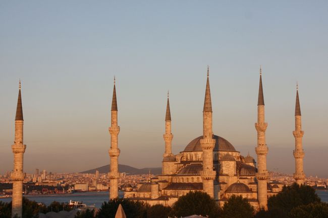 通称「ブルーモスク」　別名「スルタンアフメット・ジャーミィ」の見学です。<br />大きなドームと鉛筆型のミナーレ6本をもつトルコを代表するイスラム寺院です