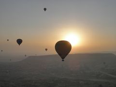 カッパドキアの熱気球（トルコ、2011年7月）