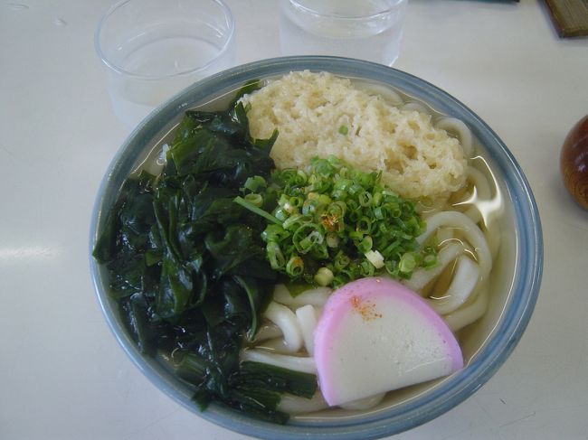 二年越しのさぬきうどん（権平うどん）かみさんは釜玉うどん￥380円我輩は，はいからうどん￥350円美味でした。