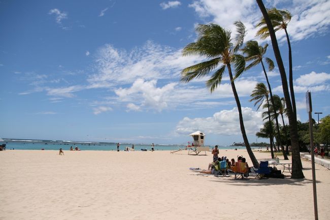 夏休みはHawaiiへ。<br /><br />基本的に何もない平日に比べ、旅行代金が2～3倍もかかってバカらしい感もあるのですが、普通の5倍楽しむくらいの計画＆心意気で、いざオアフ島にLANDING!!<br /><br />8月のハワイは日中30℃ほど、夜は22℃くらいの日が続いて、<br />猛暑列島の日本の夏からすれば、ハワイは南の島だけど避暑地と言えそうです。今回の旅行ではアイランドパスやレンタカーを使ってオアフ島を満喫してきました。ホテルはアクアマイレスカイコート。スタンダードなホテルでしたが部屋が35階だったので夜景がGoodでした。<br /><br />ノースショアで素敵な笑顔を見せてくれたアイスシェイブ屋の若い兄ちゃん、<br /><br />タンタラスの丘でFacebookに載せるからと柵の上に登って写真を要求する少年、<br /><br />アロハタワーでSurprise-dakarane!と貝殻ネックレスをくれた2009年からバカンスに入ったという中年の男性、、<br /><br />他にもいろいろありましたが、自由旅行はたくさんの出会いがあって楽しいなぁと改めて感じさせられた旅行でもありました。<br /><br /><br />【Highlight】<br /><br />8/13 Sat　ホノルル観光<br />・DL646にてホノルルへ<br />・アラモアナ・センターでランチ<br />・ダイヤモンドヘッド登山<br />・アトランティスでステーキとシーフード料理<br /><br />8/14 Sun　AMはカイルア観光、PMはワイキキビーチで海水浴<br />・カイルアシャトルでカイルア・ビーチパークへ<br />・カリフォルニア・ピザ・キッチンでランチ<br />・ワイキキビーチで海水浴（急な悪天候、、高波、、シュノーケリングは中止）<br />・有名タイ料理店Keo&#39;sにてディナー<br /><br />8/15 Mon オアフ島レンタカードライブ<br />・モアナルアガーデンで「この木なんの木」鑑賞<br />・クアロア牧場でジャンクフードランチ<br />・ウインドワード＆ノースショアをドライブ<br />・ノースショアソープファクトリーでショッピング<br />・ドールプランテーション(Dole)でデザートタイム<br />・タンタラスの丘で夕日鑑賞<br />・トニー・ローマでリブステーキ堪能<br /><br />8/16 Tue ダウンタウン観光＆ワイキキで軽くショッピング<br />・レッドラインでアンドリュース大聖堂へ<br />・カメハメハ大王像を見てアロハタワーへ<br />・アメリカンなバーガーランチ<br />・ホノルル・コーヒーのカフェでゆっくり<br />・チーズケーキファクトリーでデザート<br />・BLUE WATER SHRIMP &amp; FISH MARKETでガーリックシュリンプ<br /><br />8/17 Wed 朝ウォーキング ＠カラカウア通り<br />・スタバ朝ごはん<br />・インターナショナルマーケットプレイスでショッピング<br />・DL647にて成田に到着(8/18 Thu)