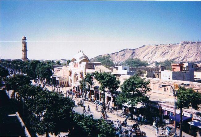 1990年、大学の卒業旅行で友人3人とインド・ネパール旅行に行きました。手配旅行だったのでそれなりに大変なこともありましたが、すっかりインド大好きになってしまいましたよ。タイ(バンコク)を経由してタイ航空でデリーへデリー1泊夜行列車でヴァナラシーへヴァナラシー3泊夜行列車でアグラへバスでジャイプールへジャイプール2泊バスでデリーへデリー1泊ネパール航空でカトマンズへという行程でした。写真はジャイプールの町です。乾燥した空気と岩山の風景のジャイプールは、この旅行中一番エキゾチックに感じられました。※以前のブログの書き直しです。別のブログサイトに載せていた内容をこちらに移しました。※